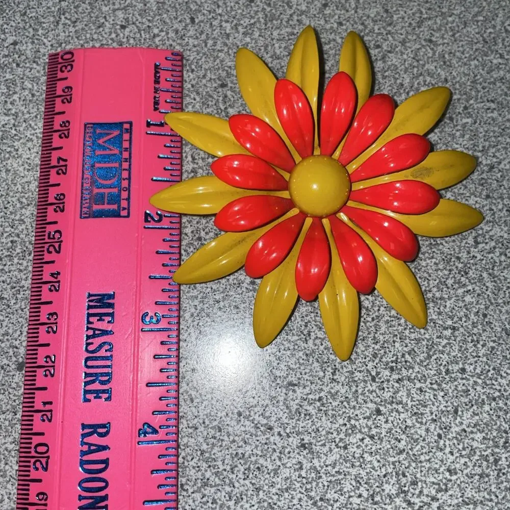 Vtg 1960’s Orange/Yellow Enamel Daisy Flower Brooch